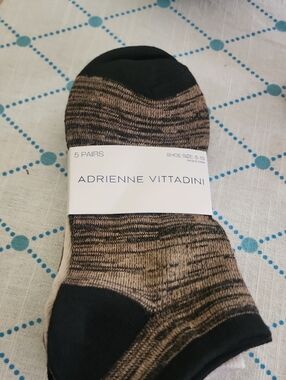 Adrienne Vittadini No-Show Athletic Socks in Black and Tan - 5 Pack